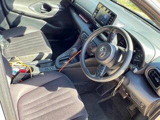 2020 Toyota Yaris IV, серый, 1210000 рублей, вид 4