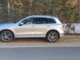 2016 Volkswagen Touareg II Рестайлинг, серебристый, 2900000 рублей, вид 4