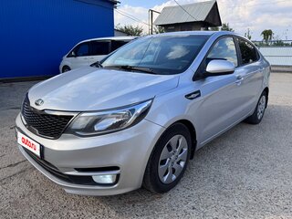 2016 Kia Rio III Рестайлинг, серебристый, 1050000 рублей, вид 3
