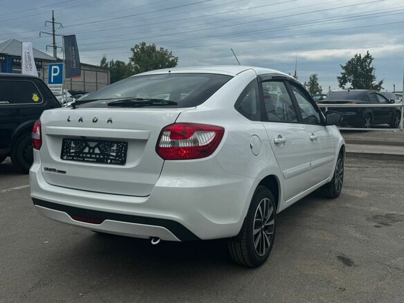 2026 Lada (ВАЗ) Granta I Рестайлинг, белый - вид 3