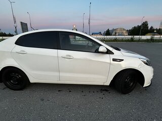2015 Kia Rio III Рестайлинг, белый, 750000 рублей, вид 3