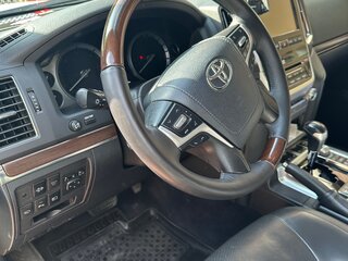 2017 Toyota Land Cruiser 200 Series Рестайлинг 2, белый, 5000000 рублей, вид 5