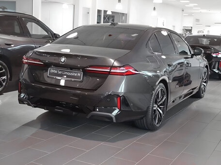 2025 BMW 5 серии 520d xDrive VIII (G60/G61/G68), серый, 7290000 рублей, вид 2