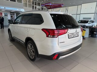 2017 Mitsubishi Outlander III Рестайлинг 2, белый, 1815000 рублей, вид 4