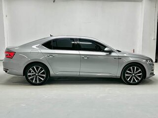 2021 Skoda Superb III Рестайлинг, серебристый, 1890000 рублей, вид 5
