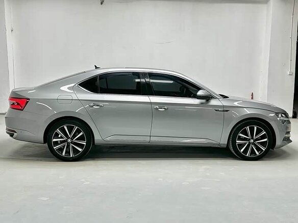 2021 Skoda Superb III Рестайлинг, серебристый, 1890000 рублей - вид 4