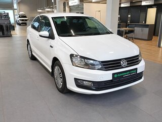 2018 Volkswagen Polo V Рестайлинг, белый, 999000 рублей, вид 1