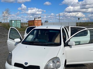 2001 Toyota Vitz I (P10), белый, 290000 рублей, вид 4