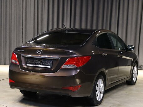 2016 Hyundai Solaris I Рестайлинг, коричневый, 929000 рублей, вид 2