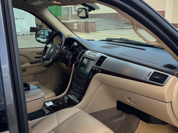 2010 Cadillac Escalade III, серый, 2000000 рублей - вид 8