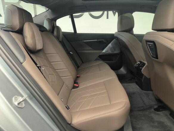 2025 BMW 5 серии Long 530Li xDrive VIII (G60/G61/G68), серый, 10770000 рублей - вид 12