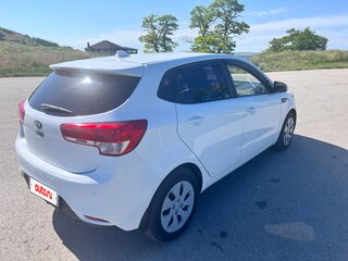 2017 Kia Rio III Рестайлинг, белый, 1200000 рублей, вид 5
