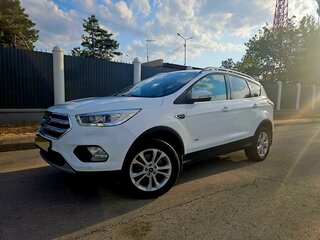 2017 Ford Kuga II Рестайлинг, белый, 1790000 рублей, вид 1