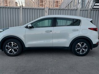 2020 Kia Sportage IV Рестайлинг, белый, 2049000 рублей, вид 4