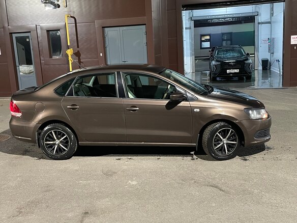 2015 Volkswagen Polo V, коричневый, 690000 рублей - вид 2