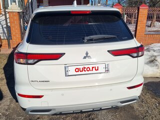 2023 Mitsubishi Outlander IV, белый, 4200000 рублей, вид 3