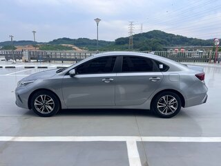 2022 Kia K3 II Рестайлинг, серебристый, 1353027 рублей, вид 4