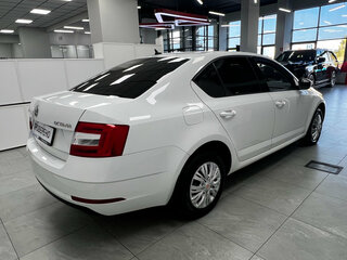 2019 Skoda Octavia III (A7) Рестайлинг, белый, 1400000 рублей, вид 4