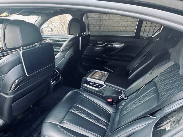 2017 BMW 7 серии Long 750Li xDrive VI (G11/G12), чёрный, 4000000 рублей - вид 17