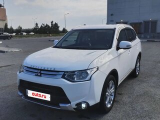 2014 Mitsubishi Outlander III Рестайлинг, белый, 1400000 рублей, вид 4