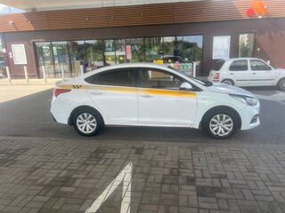 2017 Hyundai Solaris II, оранжевый, 525000 рублей, вид 3