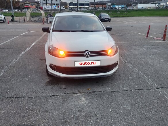2013 Volkswagen Polo V, белый, 500000 рублей
