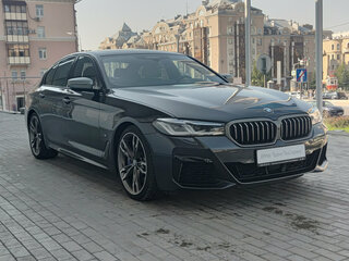 2021 BMW 5 серии M550i xDrive VII (G30/G31/G38) Рестайлинг, серый, 7300000 рублей, вид 3