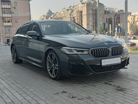 2021 BMW 5 серии M550i xDrive VII (G30/G31/G38) Рестайлинг, серый, 7300000 рублей, вид 3