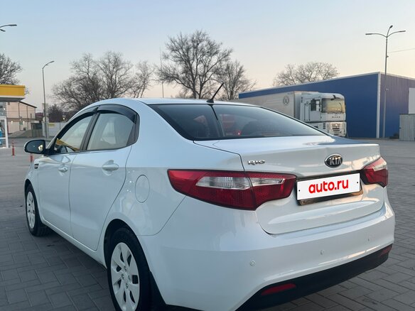 2013 Kia Rio 4-speed III, белый, 780000 рублей - вид 7