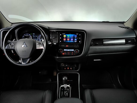 2018 Mitsubishi Outlander III Рестайлинг 2, серебристый, 1848000 рублей - вид 5