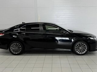 2020 Toyota Camry VIII (XV70), чёрный, 2650000 рублей, вид 4