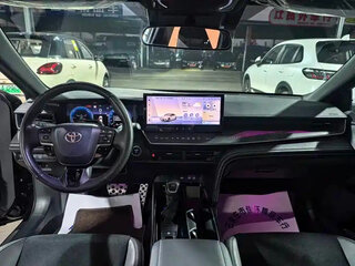 2024 Toyota Camry VIII (XV70) Рестайлинг, чёрный, 3323222 рублей, вид 3