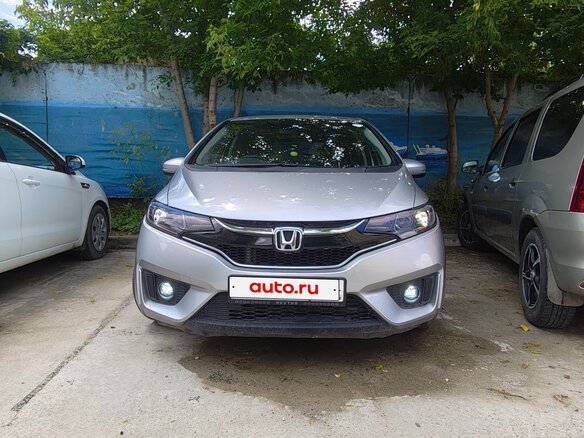 2017 Honda Fit III Рестайлинг, серебристый, 950000 рублей - вид 1