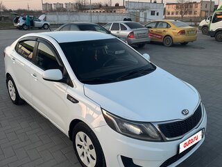 2013 Kia Rio 4-speed III, белый, 800000 рублей, вид 4