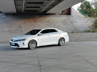 2016 Toyota Camry VII (XV50) Рестайлинг, белый, 1999999 рублей, вид 3