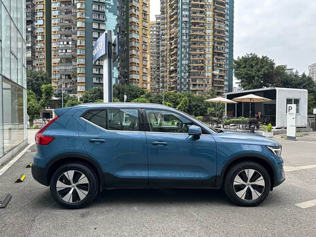 2024 Volvo XC40 I Рестайлинг, синий, 3293040 рублей, вид 4