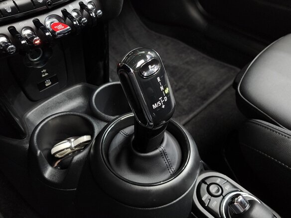 2022 Mini Hatch Cooper III (F55/F56) Рестайлинг 2, белый, 2051000 рублей - вид 13