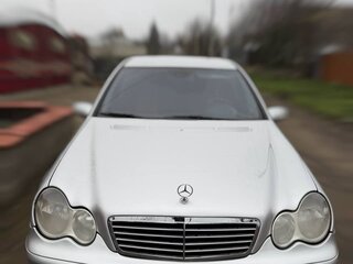 2005 Mercedes-Benz C-Класс 180 II (W203) Рестайлинг, серебристый, 700000 рублей, вид 2