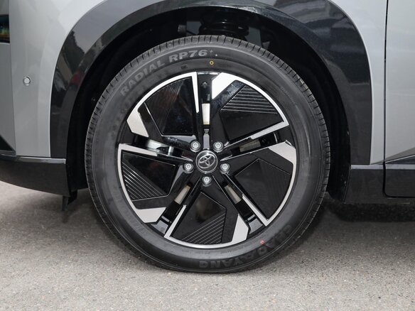 2026 Toyota bZ3X 58.3 kWh, серебристый, 3013000 рублей - вид 13