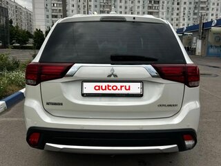 2017 Mitsubishi Outlander III Рестайлинг 2, белый, 1690000 рублей, вид 3
