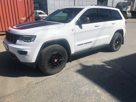 2017 Jeep Grand Cherokee IV (WK2) Рестайлинг, белый, 3690000 рублей, вид 3