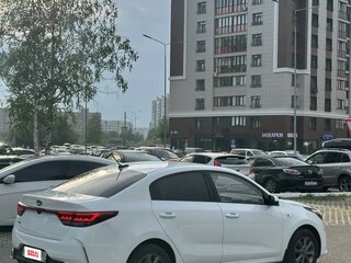 2020 Kia Rio IV Рестайлинг, белый, 1750000 рублей, вид 5