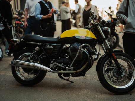 2013 Moto Guzzi V7 Spezial, жёлтый, 688000 рублей, вид 1