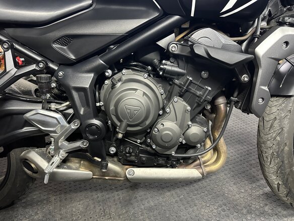 2021 Triumph Trident 660, чёрный, 900000 рублей - вид 7