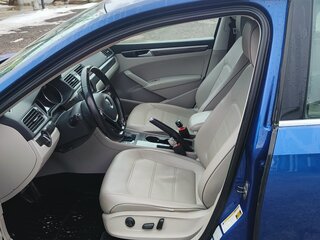 2016 Volkswagen Passat (North America and China) I Рестайлинг, синий, 1600000 рублей, вид 5