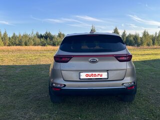 2018 Kia Sportage IV Рестайлинг, золотистый, 1900000 рублей, вид 4