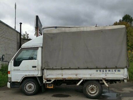 1998 Toyota Toyoace, белый, 590000 рублей, вид 2