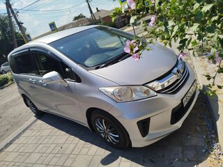 2014 Honda Freed I Рестайлинг 2, серебристый, 1195000 рублей, вид 1