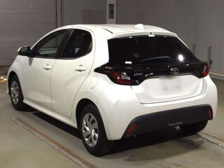 2021 Toyota Yaris IV, белый, 840000 рублей, вид 3