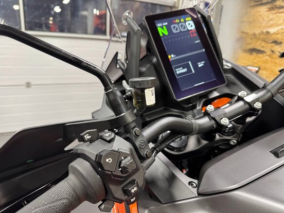 2025 KTM 1390 Super Adventure, оранжевый - вид 4